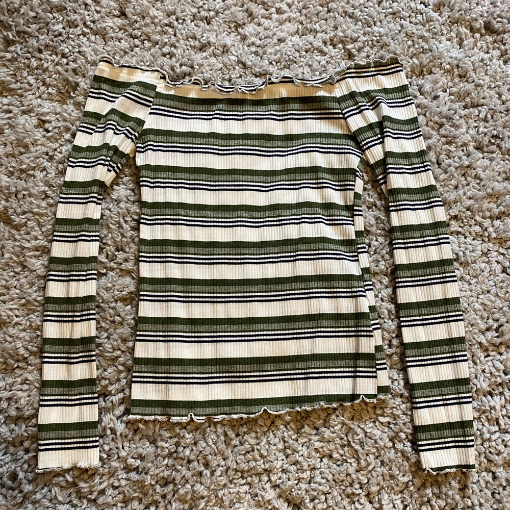 Off the shoulder striped shirt! 💚🤍